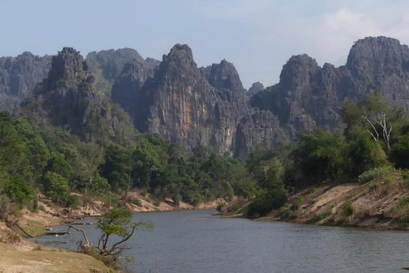 Trek à travers les reliefs karstiques de la région de Khammouane près du Vietnam
