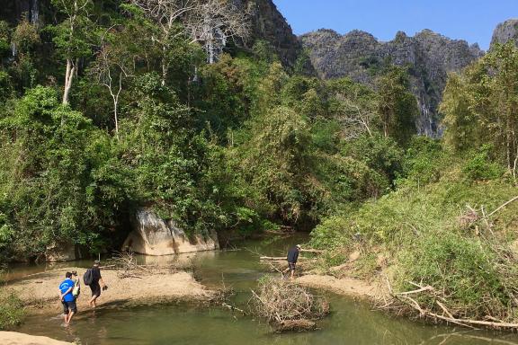 Randonnée dans la région de Khammouane parmi les reliefs karstiques