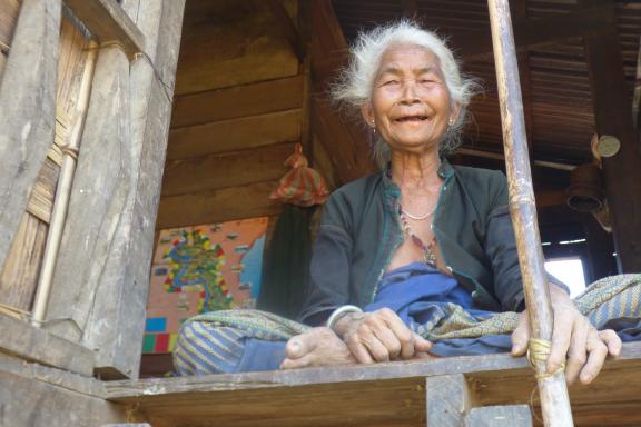 Rencontre d'une femme d'un village de montagne dans la région de Khammouane