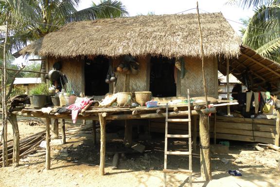 Voyage vers une maison ethnique dans un village de la région de Khammouane