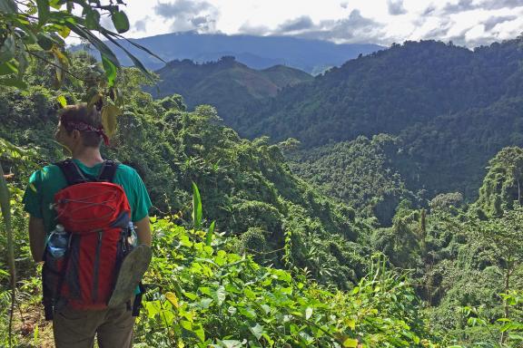 Trek à travers des montagnes verdoyantes vers le village katu de Lang Aur