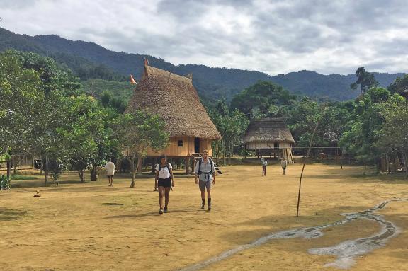 Randonnée au centre du village de Lang Aur habité par le peuple katu