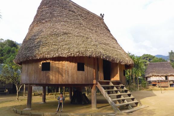 Trek vers une maison communautaire chez les Katu du village de Lang Aur