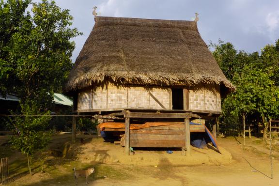 Trekking vers une maison traditionnelle katu dans le village de Lang Aur