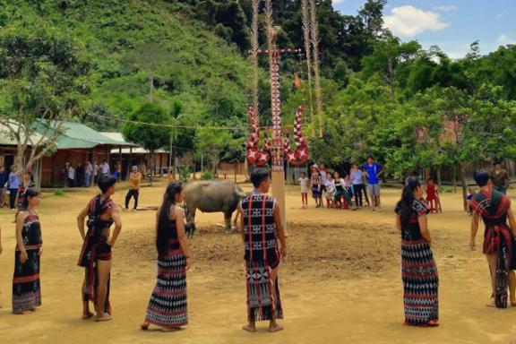 Voyage vers une cérémonie chez les Katu du village de Lang Aur