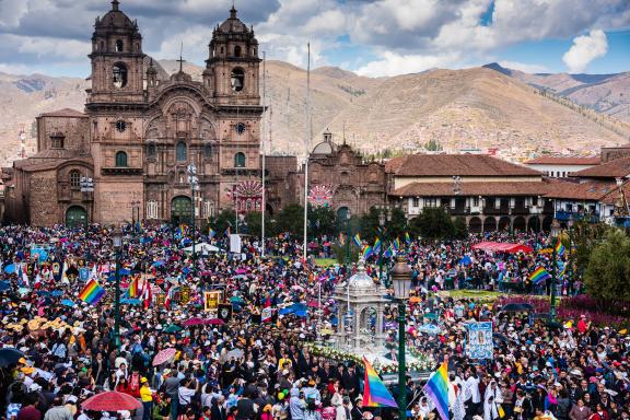 Place d’Armes de Cusco pendant le Corpus Christi au Pérou