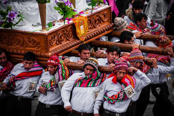 Place d’Armes de Cusco pendant le Corpus Christi au Pérou