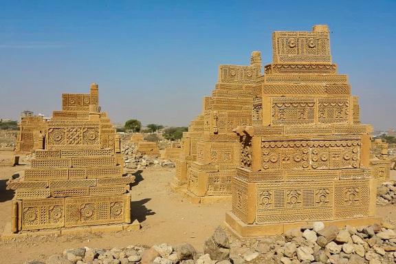 Randonnée vers les tombes de Chaukhani à Karachi