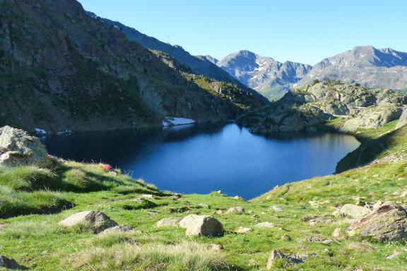 Trek près d'un lac dans les Pyrénées