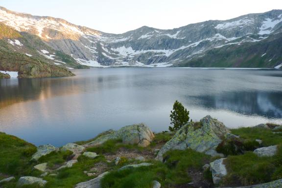 Voyage près d'un lac dans les Pyrénées