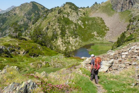 Sentier vers un refuge dans les Pyrénées