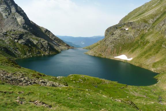 Trek près d'un lac dans les Pyrénées