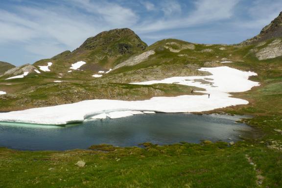 Randonnée dans une descente enneigé dans les Pyrénées