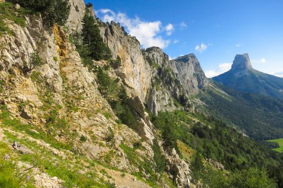 Trekking sous le Pas de l'Aiguille