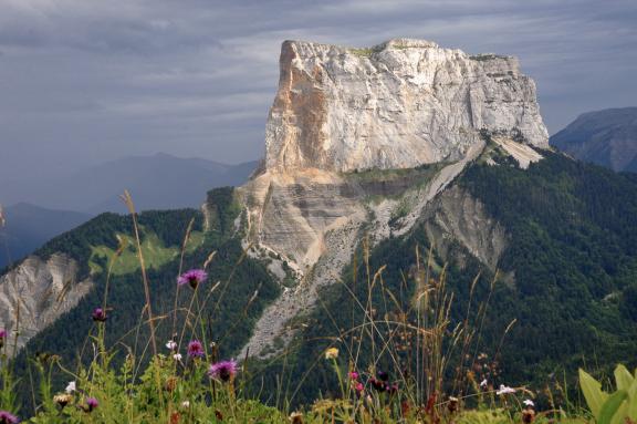 ur le sentier balcon à destination de la cabane du Veymont