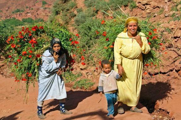 Trek lors du retour des champs d'une famille Aït Bou Oulli