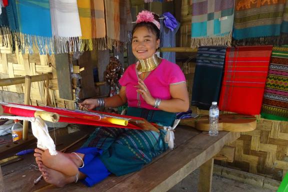 Rencontre avec une femme kayan faisant du tissage dans le village de Huay Pu Keng