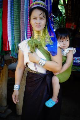 Immersion avec Mu Tae femme kayan réfugiée dans le village de Huay Pu Keng