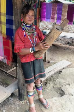 Randonnée vers une famme kayaw jouant de la musique dans le village de Huay Pu Keng