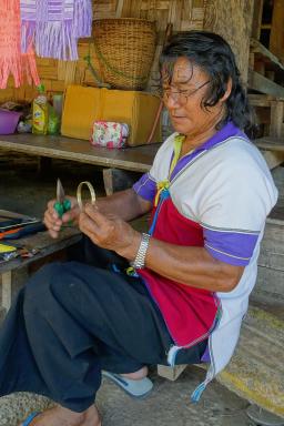 Trek vers un artisan karen dans le village de Huay Pu Keng