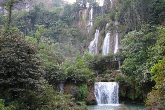 Trekking vers des chutes d'eau forestières dans la région de Umphang