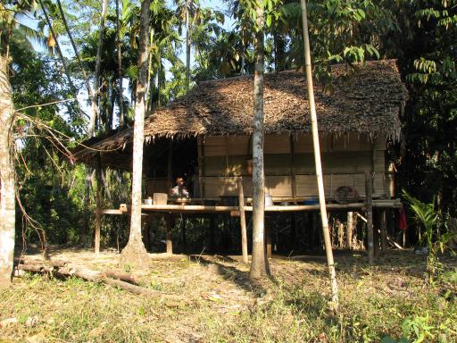 Trek vers une maison habitée par des Karen dans la région de Letongku