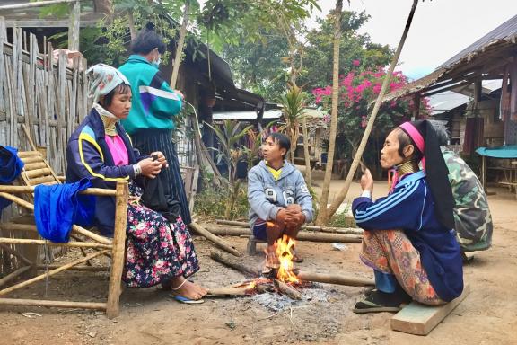 Rencontre de villageois kayan réfugiés dans le village de Huay Pu Keng