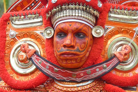 Trek vers un danseur de Theyyam grimé dans la région de Kannur