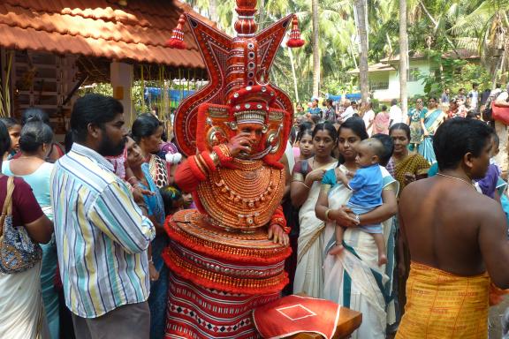 Participation avec une foule de villageois dans un Theyyam de la région de Kannur