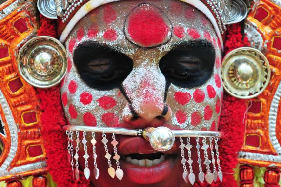 Découverte du visage grimé d'un danseur de Theyyam dans la région de Kannur
