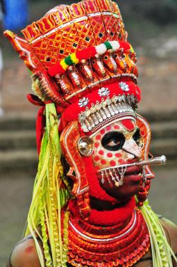 Rencontre avec un danseur dans une cérémonie de Theyyam dans la région de Kannur