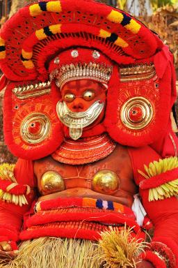 Voyage vers une divinité incarnée dans un danseur lors d'un Theyyam dans la région de Kannur