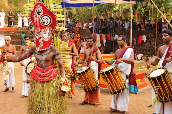 Trekking vers une troupe de Theyyam dans un village du nord du Kerala