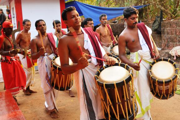 Rencontre de musiciens dans une cérémonie de Theyyam dans la région de Kannur