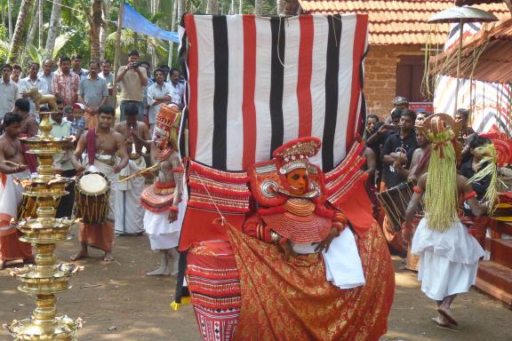 Randonnée vers une cérémonie de Theyyam dans le nord du Kerala