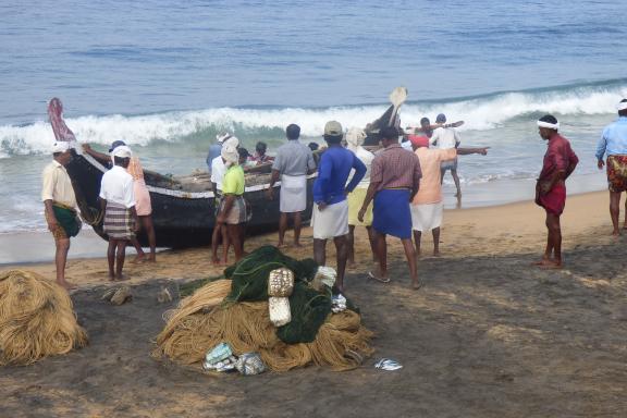 Voyage vers des pêcheurs le long de la côte de Malabar au nord du Kerala