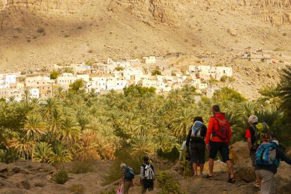 Trekking vers la palmeraie de Bidah le long du wadi Bani Khalid