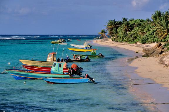 France, Guadeloupe, île de la Désirade, plage du Souffleur, canots et saintoises caractéristiques de Guadeloupe///France, Guadeloupe (French West Indies), Ile de la Desirade, Souffleur Beach, saintoises, typical fishing boat of Guadeloupe