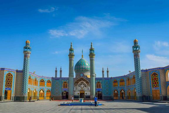 Viste touristique d'une mosquée du tombeau en Perse