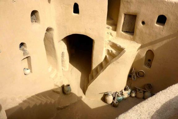 Observation d'une cour dans un village du désert des Dunes d'or