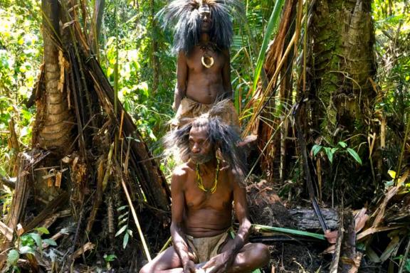 Randonnée vers des hommes papous burati dans la forêt du nord de la Papua