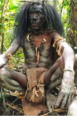 Rencontre avec un homme papou nomade burati près de la trivière Wapoga
