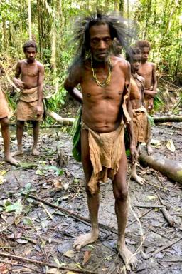 Randonnée vers un groupe de papous burati dans la forêt près de la rivière Wapoga