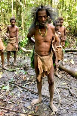 Randonnée vers un groupe de papous burati dans la forêt près de la rivière Wapoga