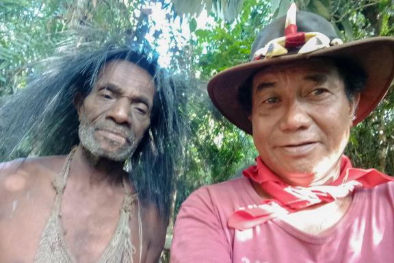 Rencontre d'un homme papou burati avec Bob dans la forêt près de la rivière Wapoga