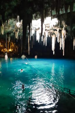 Découverte d'un cenote souterrain au Mexique