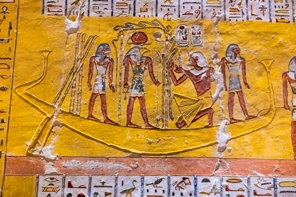 Découverte de la barque sacrée du tombeau de Ramsès IV dans  la Vallée des Rois près de louxor
