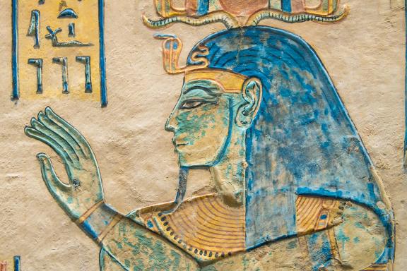 Contemplation du détail d'une fresque de la nécropole thébaine de l'ancienne Thèbes