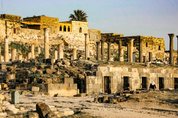 Visite culturelle parmi les colonnes corinthiennes de l'ancienne Gadara eà Umm Qaïs