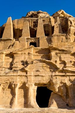 Trek vers la tombe à l'obélisque et le Triclinium du Bab as Siq à Pétra